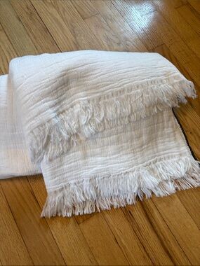 Piscatextil 100% Cotton white Textured Throw Blanket with black stitching